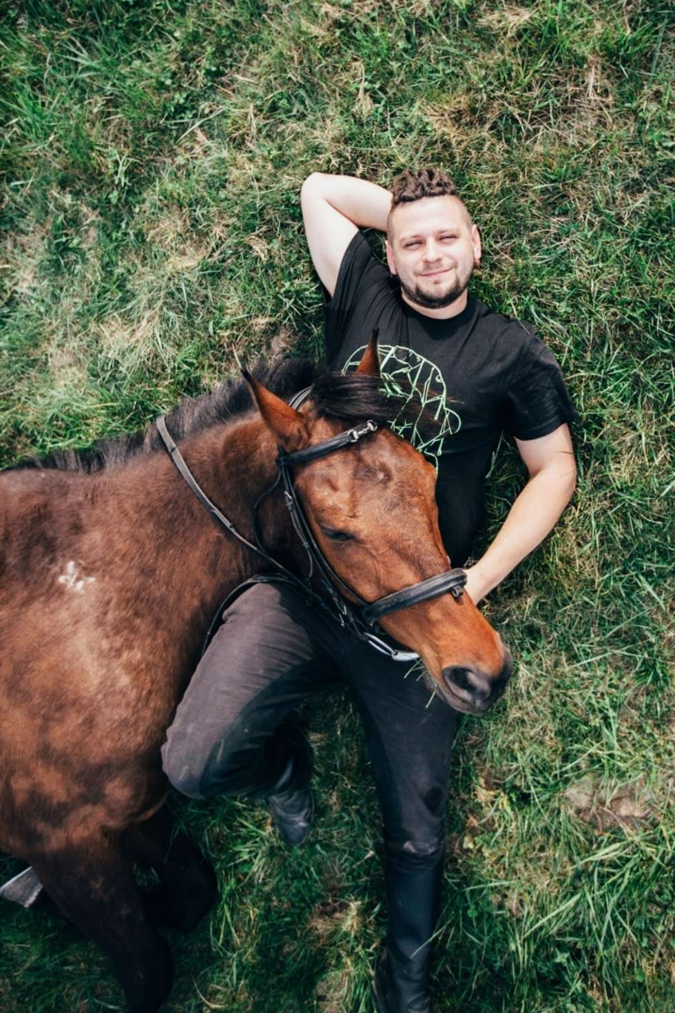  Paweł Jachymek i Wicher Trener koni. Sprawia, że Wicher robi to, czego koń robić nie powinien.
