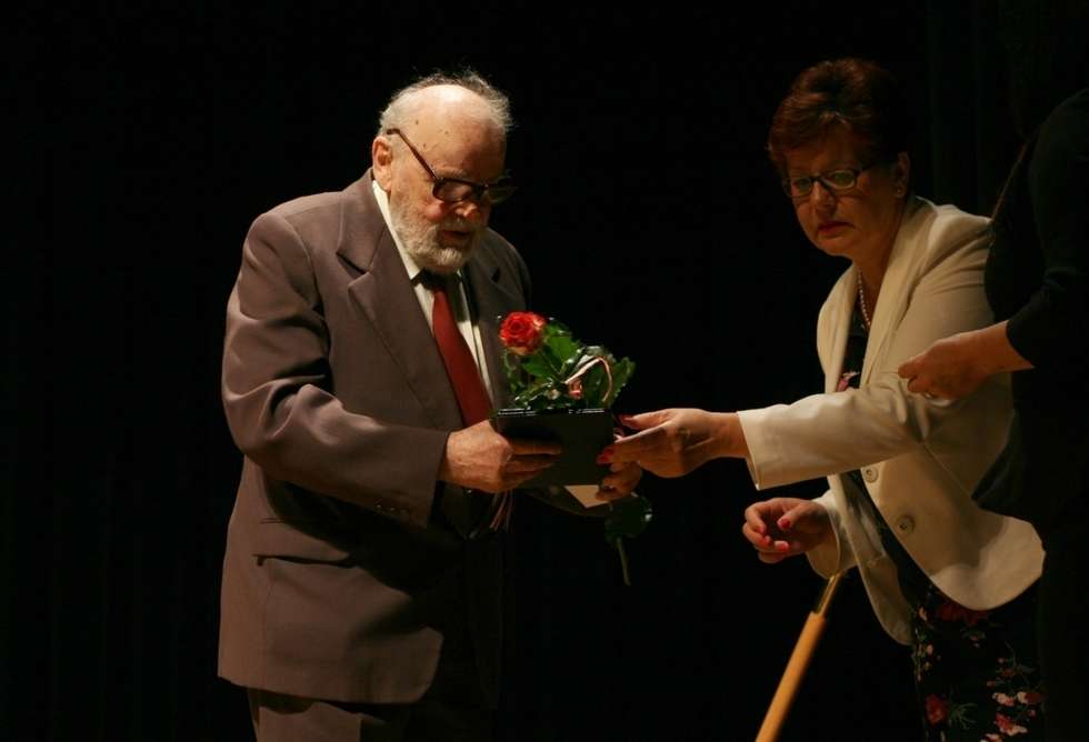  Kazimierz Kotliński, artysta, malarz, ilustrator, wykładowca sztuki odebrał kolejną już nagrodę w swojej karierze, tym razem Medal za Zasługi dla Miasta Puławy