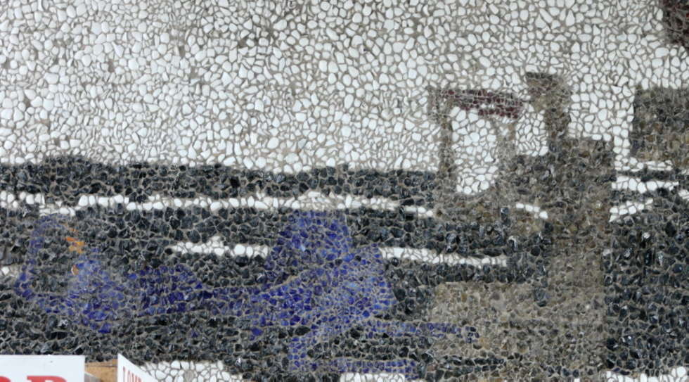  Czyszczenie mozaiki na ścianie w hali lubelskiego dworca PKS   - Autor: Maciej Kaczanowski