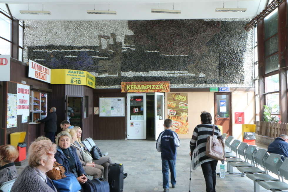  Czyszczenie mozaiki na ścianie w hali lubelskiego dworca PKS  (zdjęcie 2) - Autor: Maciej Kaczanowski