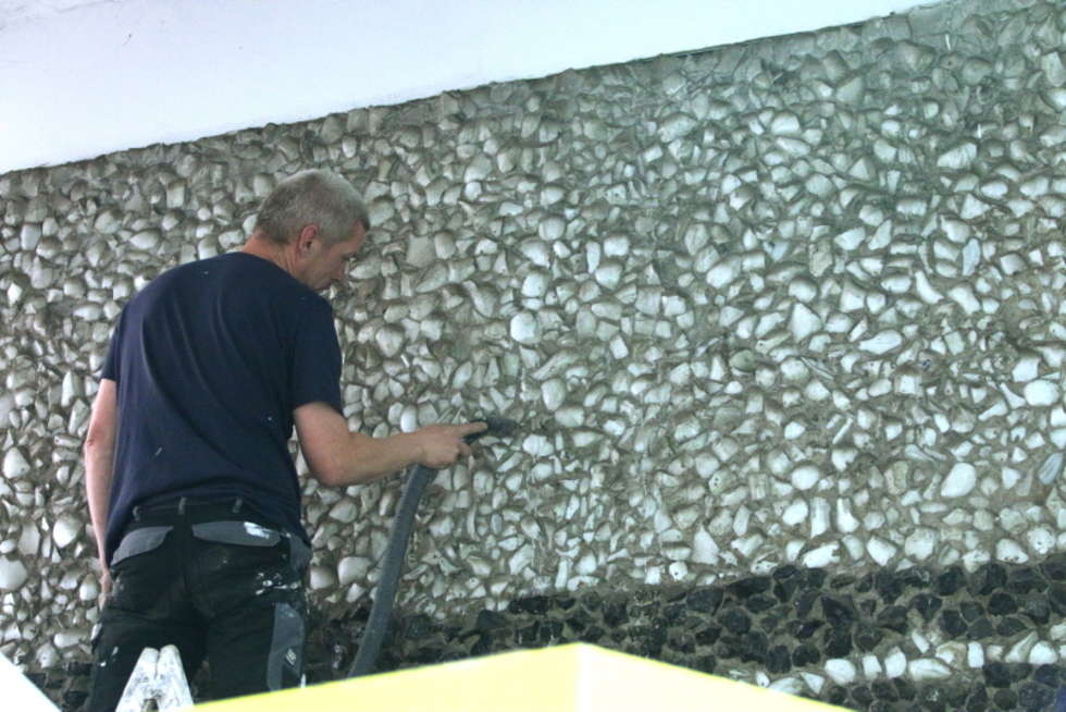  Czyszczenie mozaiki na ścianie w hali lubelskiego dworca PKS  (zdjęcie 8) - Autor: Maciej Kaczanowski