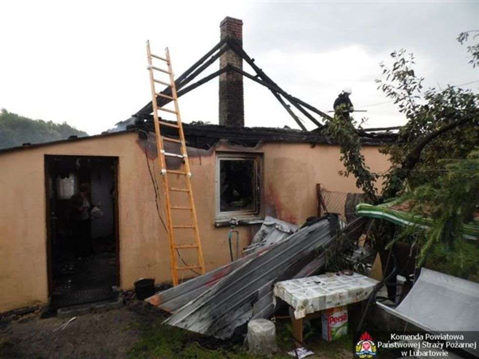 Pożar domu w Woli Blizockiej (zdjęcie 2) - Autor: KP PSP Lubartów
