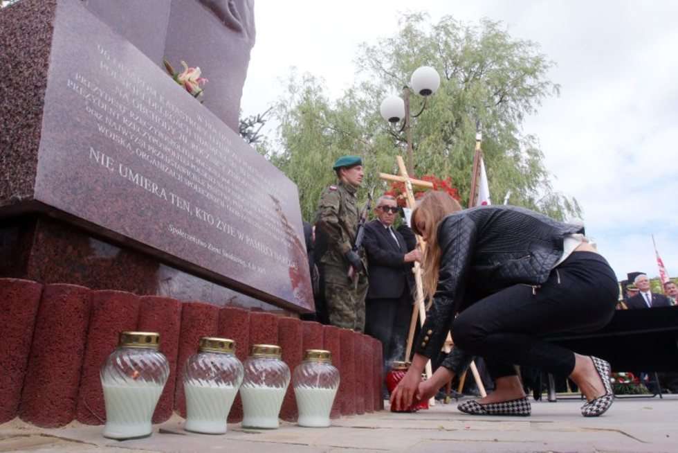  Odsłonięcie pomnika smoleńskiego w Świdniku. (zdjęcie 39) - Autor: Dorota Awiorko