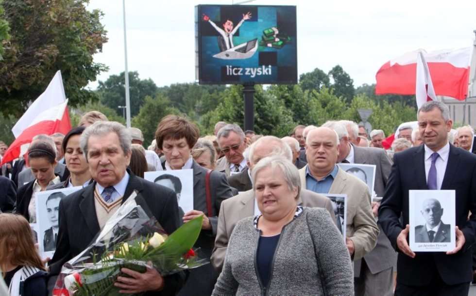 Odsłonięcie pomnika smoleńskiego w Świdniku. (zdjęcie 2) - Autor: Dorota Awiorko