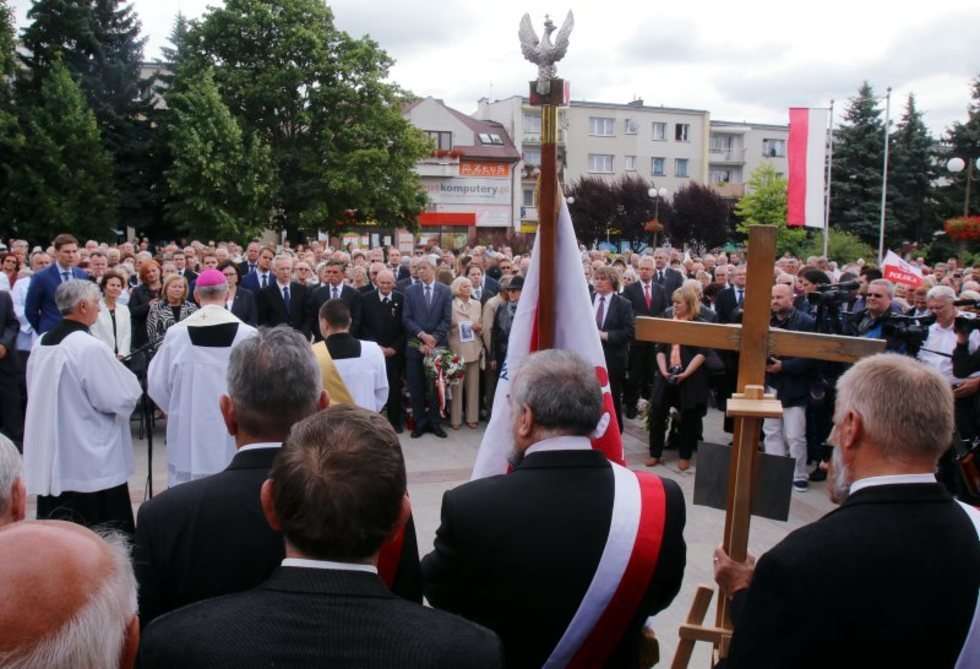  Odsłonięcie pomnika smoleńskiego w Świdniku. (zdjęcie 1) - Autor: Dorota Awiorko