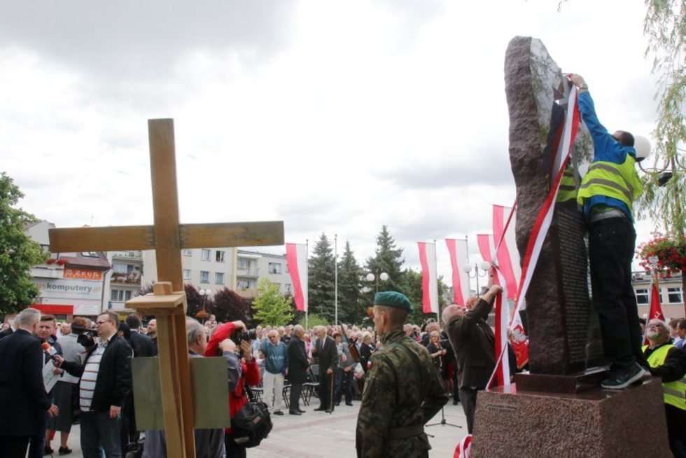  Odsłonięcie pomnika smoleńskiego w Świdniku. (zdjęcie 34) - Autor: Dorota Awiorko
