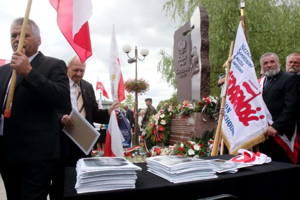  Odsłonięcie pomnika smoleńskiego w Świdniku. (zdjęcie 15) - Autor: Dorota Awiorko