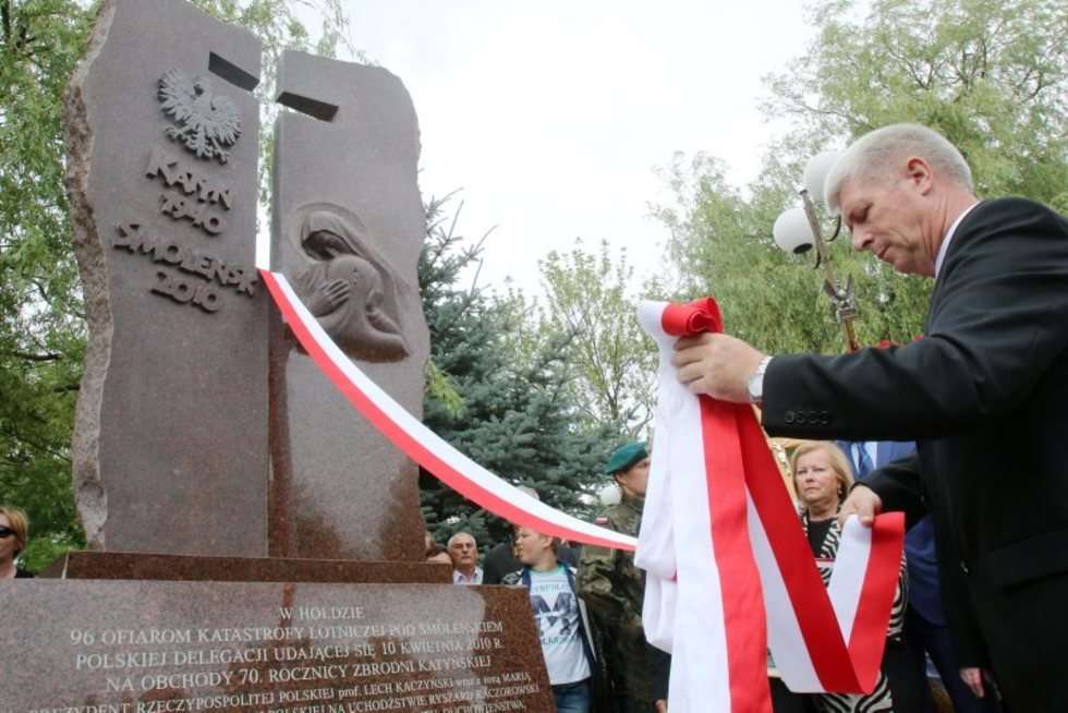  Odsłonięcie pomnika smoleńskiego w Świdniku. (zdjęcie 46) - Autor: Dorota Awiorko