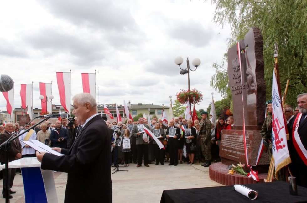  Odsłonięcie pomnika smoleńskiego w Świdniku. (zdjęcie 27) - Autor: Dorota Awiorko