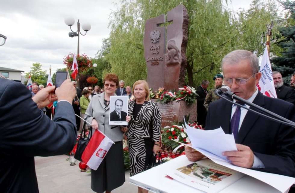  Odsłonięcie pomnika smoleńskiego w Świdniku. (zdjęcie 11) - Autor: Dorota Awiorko