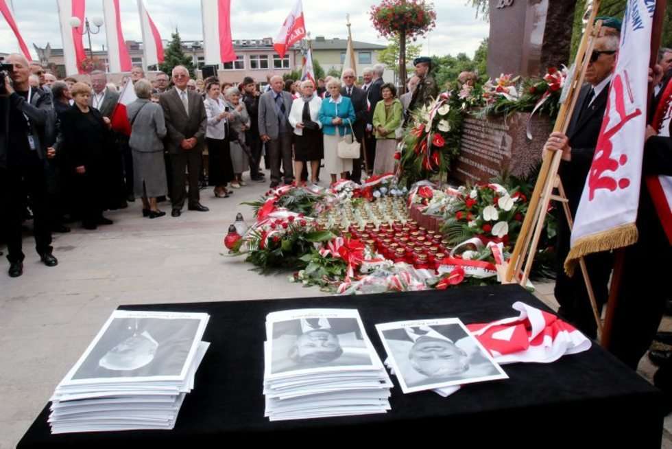  Odsłonięcie pomnika smoleńskiego w Świdniku. (zdjęcie 12) - Autor: Dorota Awiorko