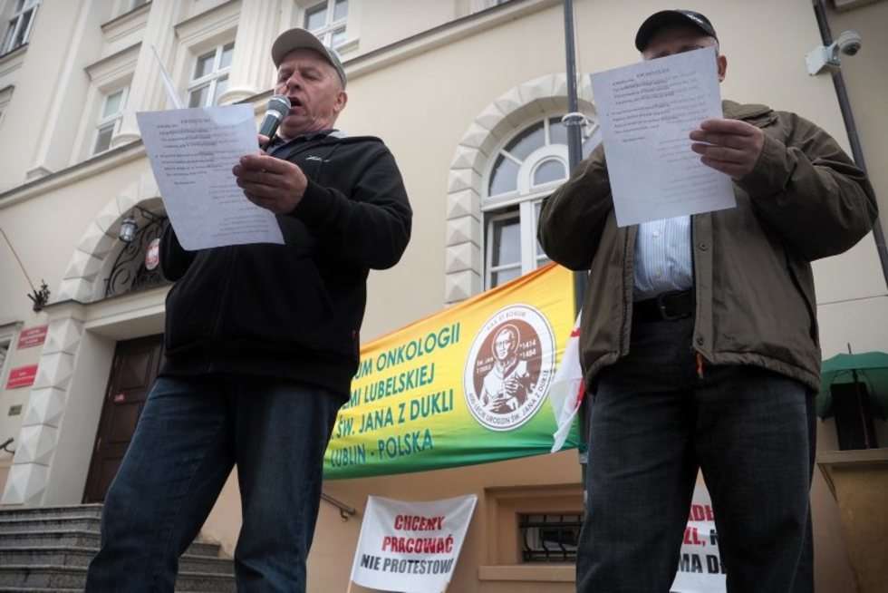  Związkowcy z COZL nadal protestują przed Urzędem Marszałkowskim (zdjęcie 11) - Autor: Wojciech Nieśpiałowski