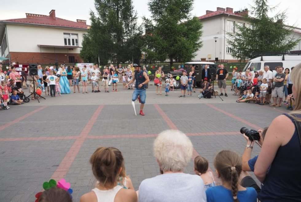  Carnaval Sztuk-Mistrzów. Cyrk podwórkowy w dzielnicach Lublina  (zdjęcie 18) - Autor: Wojciech Nieśpiałowski