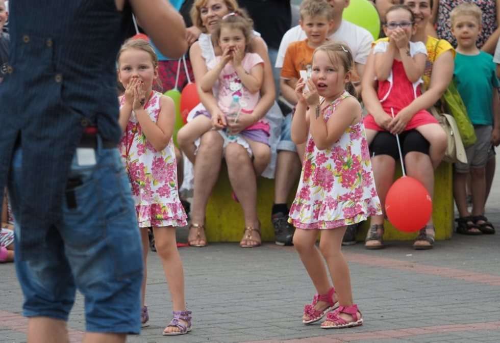  Carnaval Sztuk-Mistrzów. Cyrk podwórkowy w dzielnicach Lublina  (zdjęcie 21) - Autor: Wojciech Nieśpiałowski