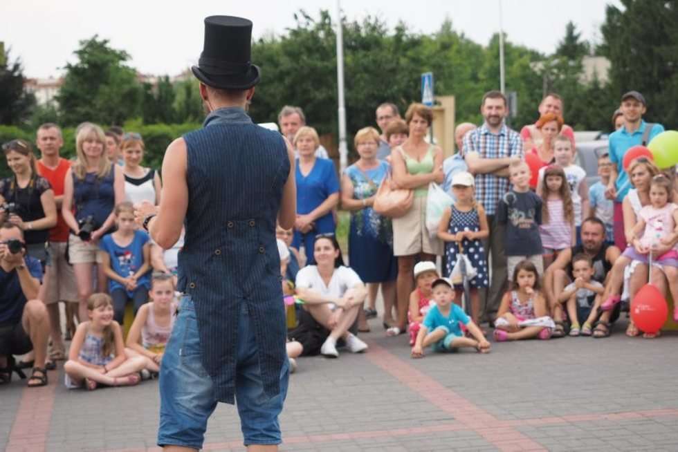  Carnaval Sztuk-Mistrzów. Cyrk podwórkowy w dzielnicach Lublina  (zdjęcie 11) - Autor: Wojciech Nieśpiałowski