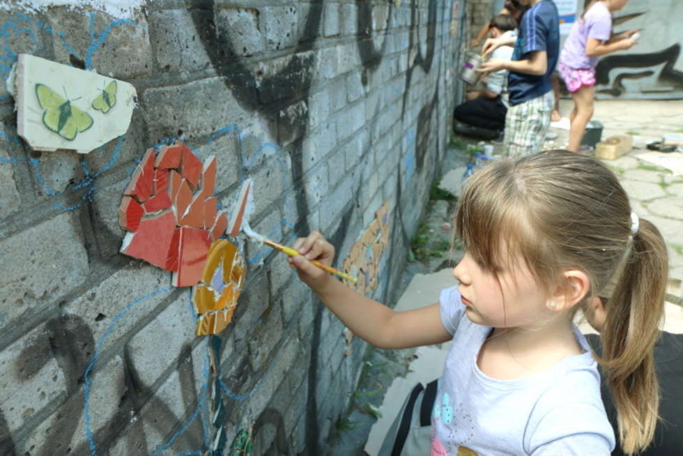  Wakacyjne warsztaty układania mozaiki dla dzieci (zdjęcie 10) - Autor: Maciej Kaczanowski
