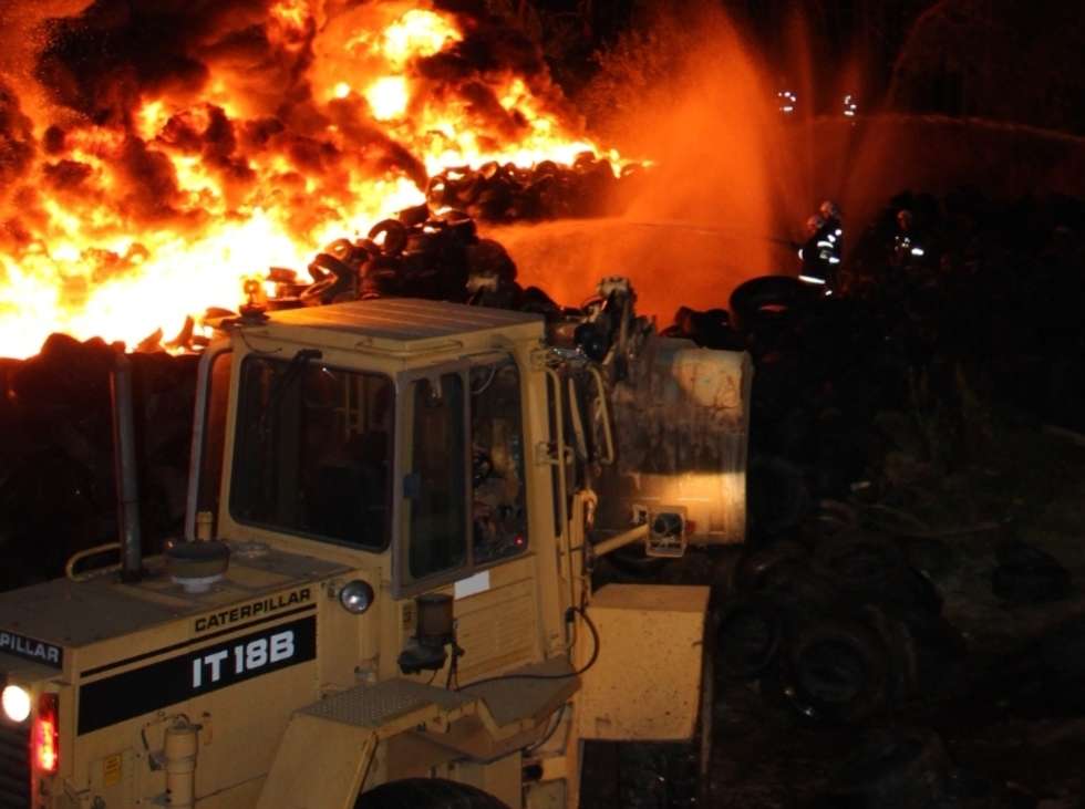  Wieki pożar składowiska opon w Rykach (zdjęcie 5) - Autor: KP PSP Ryki