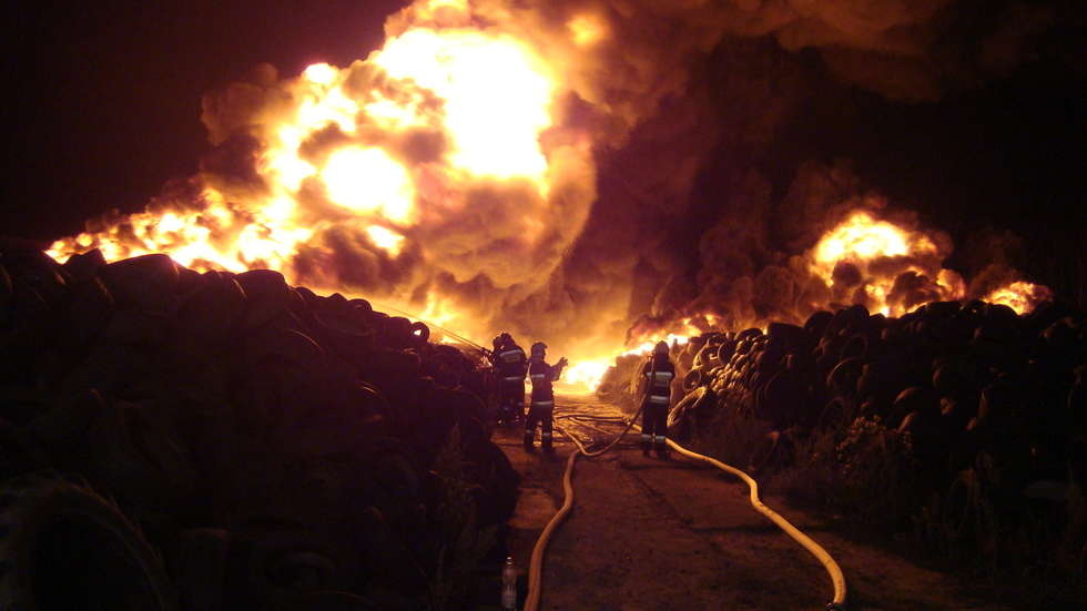  Wieki pożar składowiska opon w Rykach (zdjęcie 6) - Autor: KP PSP Ryki