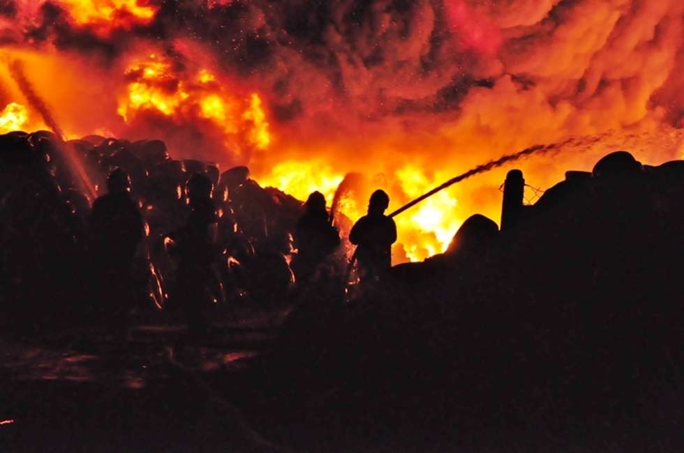  Wieki pożar składowiska opon w Rykach (zdjęcie 1) - Autor: JKW
