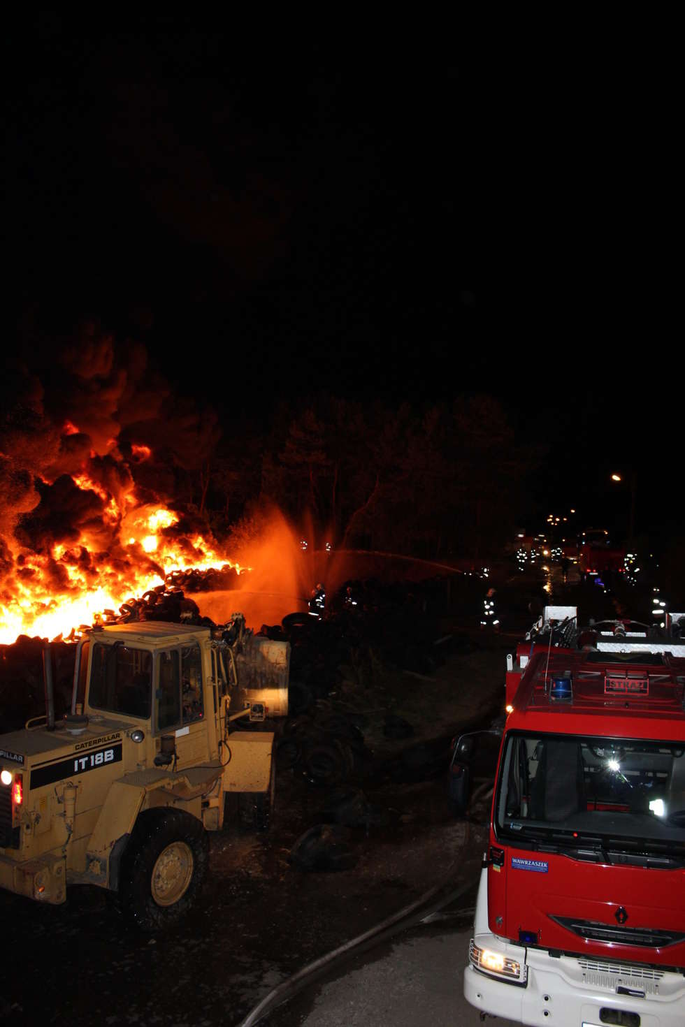 Wieki pożar składowiska opon w Rykach (zdjęcie 8) - Autor: KP PSP Ryki