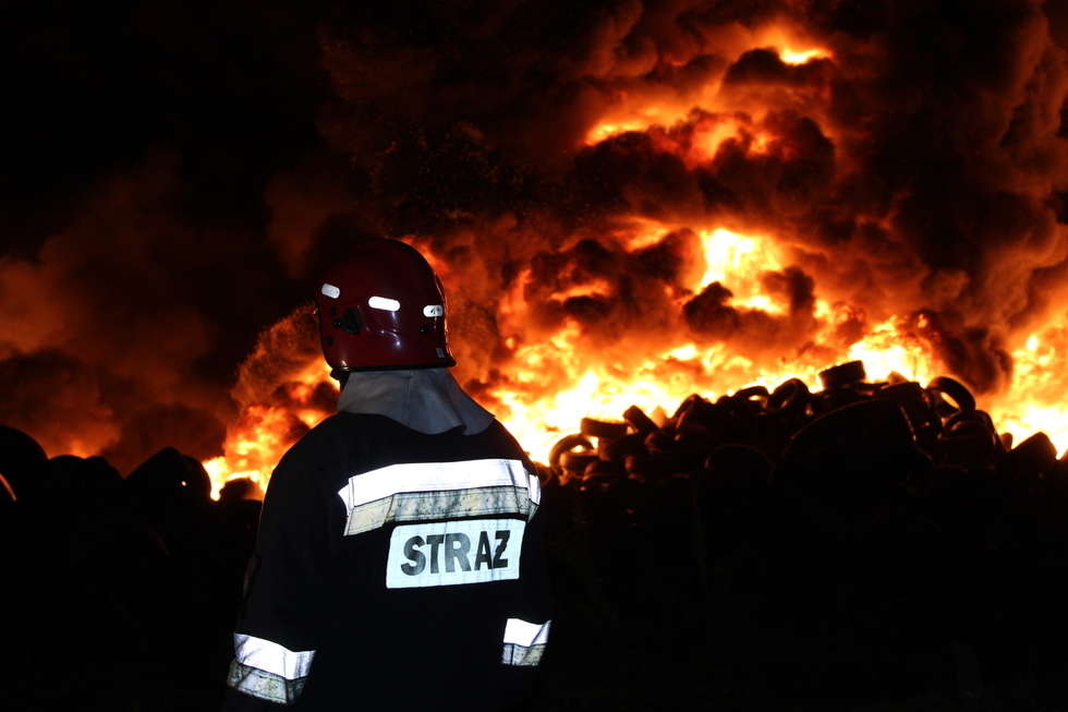  Wieki pożar składowiska opon w Rykach (zdjęcie 7) - Autor: KP PSP Ryki