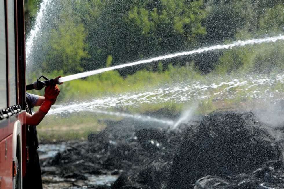  Dogaszanie pożaru składowiska opon w Rykach (zdjęcie 5) - Autor: Dorota Awiorko
