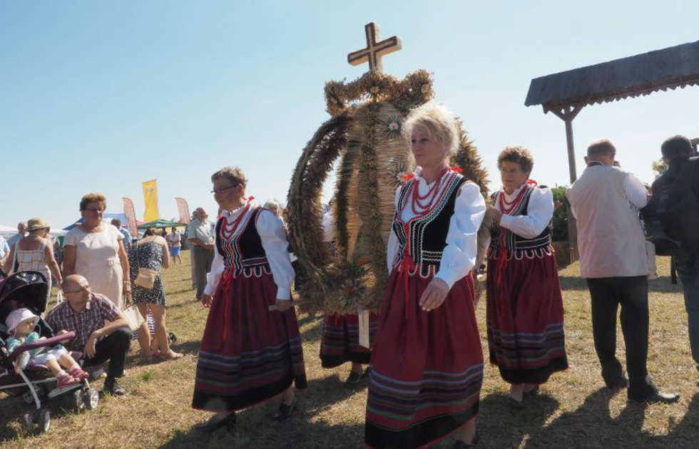  Wieńce na dożynkach w Radawcu (zdjęcie 43) - Autor: Wojciech Nieśpiałowski