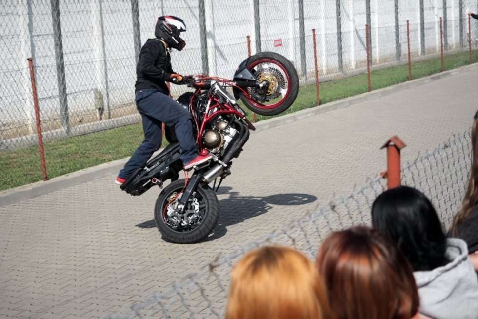  Pokaz motocyklowy w areszcie śledczym w Lublinie (zdjęcie 1) - Autor: Wojciech Nieśpiałowski