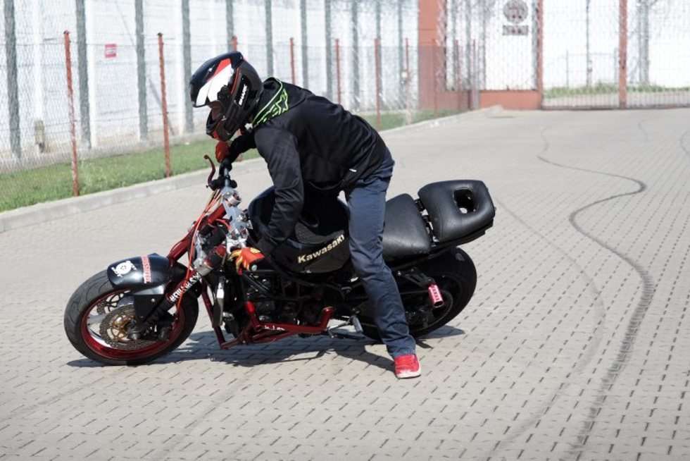  Pokaz motocyklowy w areszcie śledczym w Lublinie (zdjęcie 2) - Autor: Wojciech Nieśpiałowski