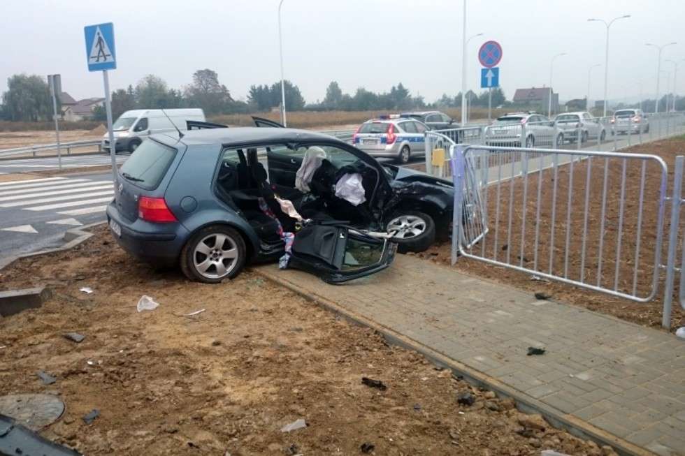  Wypadek na skrzyżowaniu ul. Poligonowej i Zelwerowicza (zdjęcie 2) - Autor: KM PSP Lublin