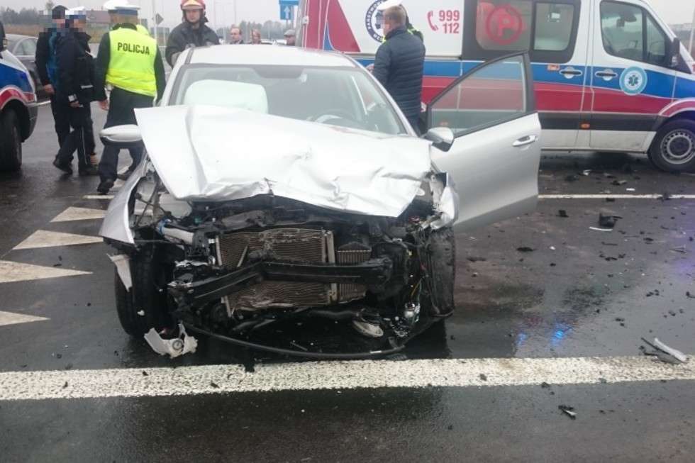  Wypadek na skrzyżowaniu ul. Poligonowej i Zelwerowicza (zdjęcie 1) - Autor: KM PSP Lublin