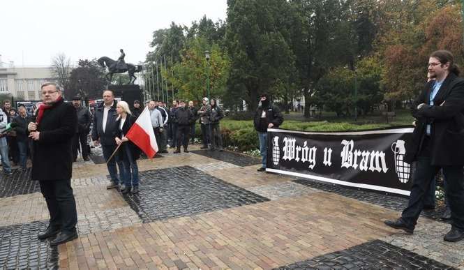 Zwolennicy Kukiza, Korwina i środowisk prawicowych na pl. Litewskim