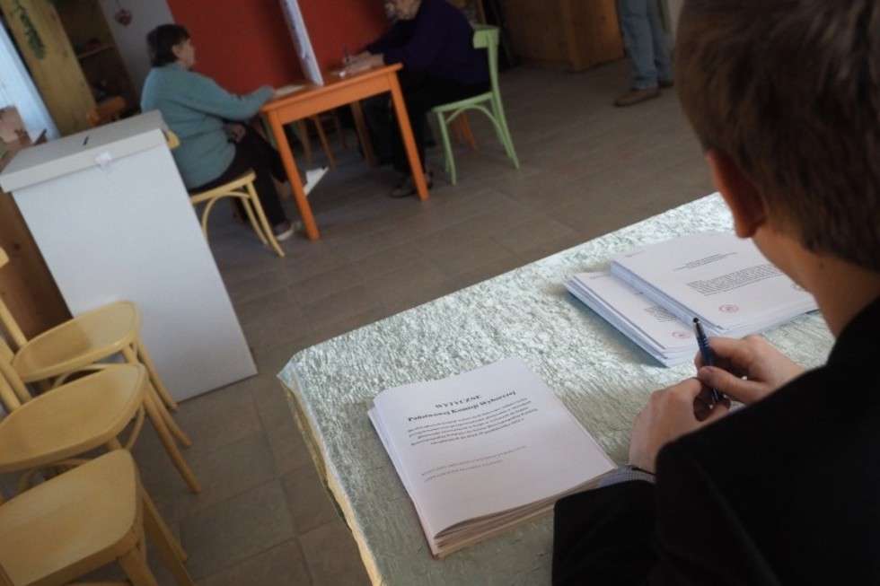  Głosowanie w komisji wyborczej w DPS przy ul. Głowackiego w Lublinie (zdjęcie 10) - Autor: Wojciech Nieśpiałowski
