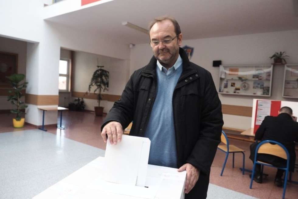  Głosowanie w komisji wyborczej w DPS przy ul. Głowackiego w Lublinie (zdjęcie 9) - Autor: Wojciech Nieśpiałowski