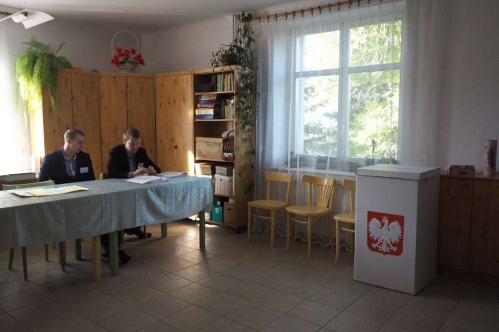 Głosowanie w komisji wyborczej w DPS przy ul. Głowackiego w Lublinie (zdjęcie 7) - Autor: Wojciech Nieśpiałowski