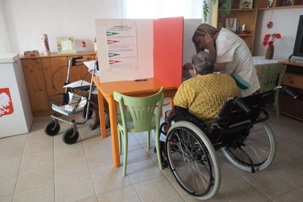  Głosowanie w komisji wyborczej w DPS przy ul. Głowackiego w Lublinie (zdjęcie 6) - Autor: Wojciech Nieśpiałowski