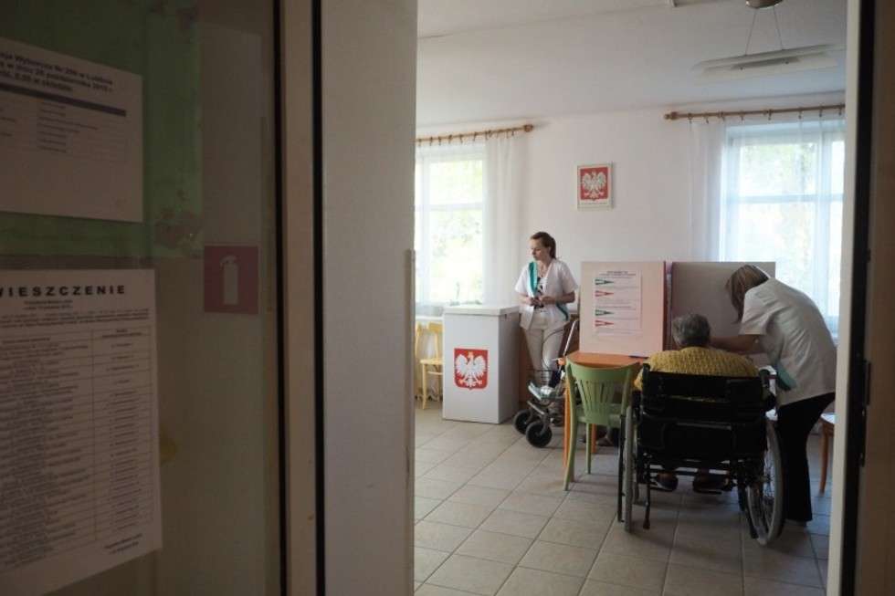  Głosowanie w komisji wyborczej w DPS przy ul. Głowackiego w Lublinie (zdjęcie 3) - Autor: Wojciech Nieśpiałowski