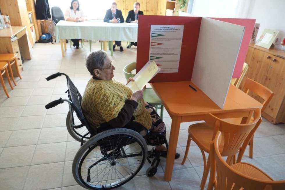 Głosowanie w komisji wyborczej w DPS przy ul. Głowackiego w Lublinie (zdjęcie 4) - Autor: Wojciech Nieśpiałowski