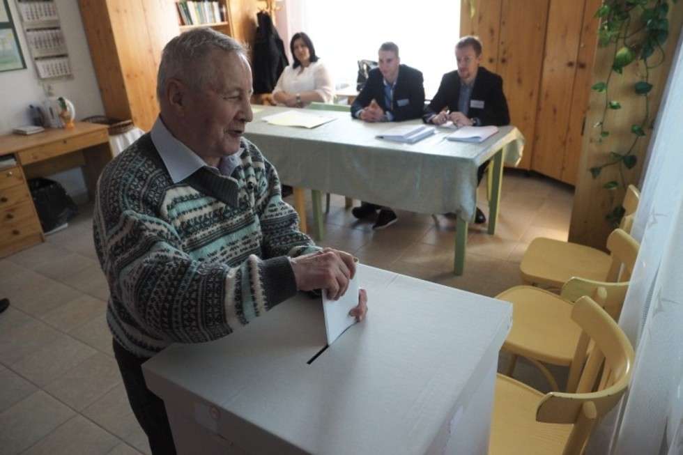  Głosowanie w komisji wyborczej w DPS przy ul. Głowackiego w Lublinie (zdjęcie 8) - Autor: Wojciech Nieśpiałowski