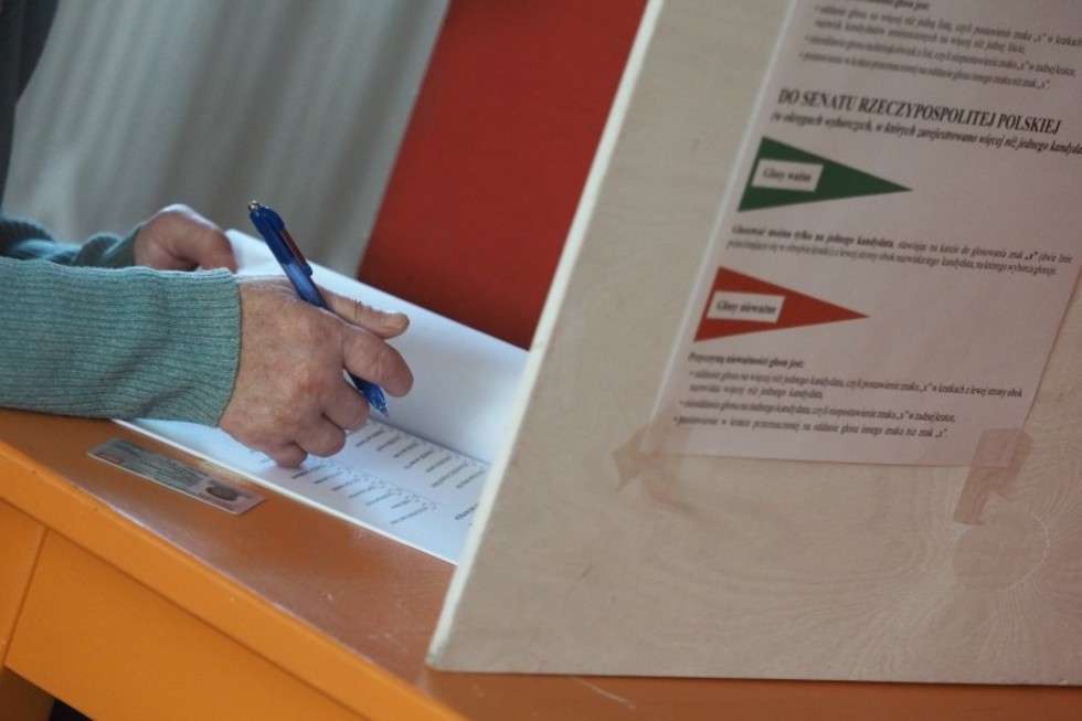  Głosowanie w komisji wyborczej w DPS przy ul. Głowackiego w Lublinie (zdjęcie 11) - Autor: Wojciech Nieśpiałowski