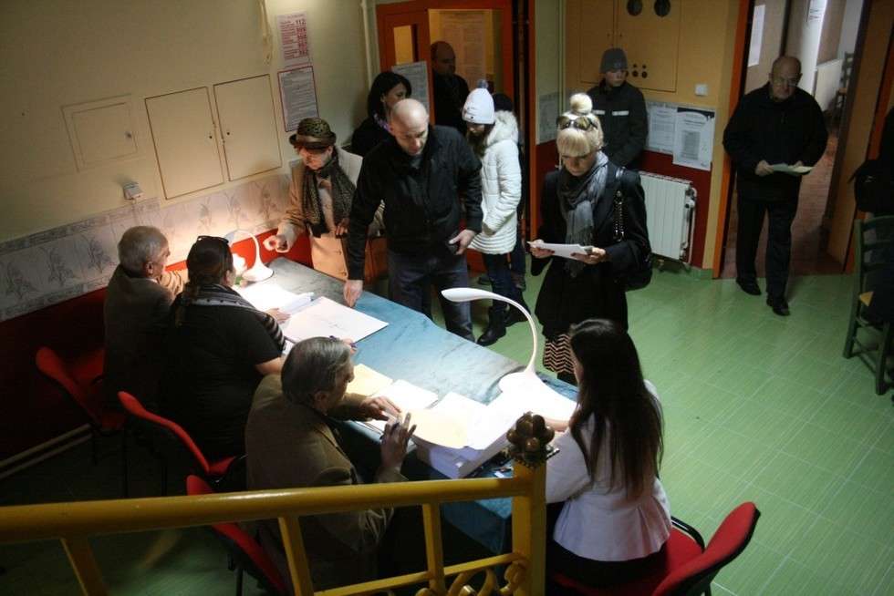  Głosowanie w komisji nr 96 przy ul. Zbożowej w Lublinie (zdjęcie 5) - Autor: Paweł Buczkowski