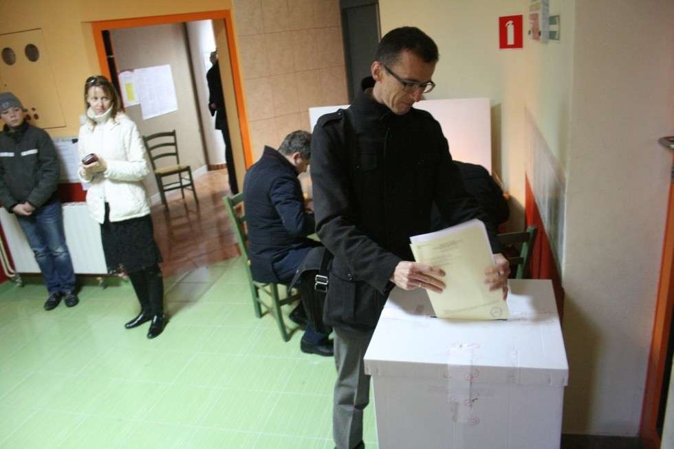  Głosowanie w komisji nr 96 przy ul. Zbożowej w Lublinie (zdjęcie 2) - Autor: Paweł Buczkowski