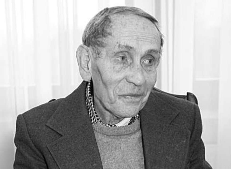  <p class="NormalSrodtytul">Tadeusz Konwicki (zm. 7 stycznia 2015 r., miał 88 lat)</p>
<p class="NormalSrodtytul">&nbsp;Jeden z&nbsp;najwybitniejszych polskich pisarzy, reżyser i&nbsp;scenarzysta. Jego pokaźny dorobek literacki i&nbsp;filmowy wywarł bardzo duży wpływ na polską kulturę. Debiutował 1946 r. reportażem &bdquo;Szkice z&nbsp;wybrzeża&rdquo;, kt&oacute;ry zilustrował własnymi rysunkami. Do jego najsłynniejszych dzieł należą: &bdquo;Mała Apokalipsa&rdquo;, &bdquo;Wniebowstąpienie&rdquo;, &bdquo;Sennik wsp&oacute;łczesny&rdquo;. Opr&oacute;cz tworzenia literatury reżyserował filmy i&nbsp;pisał scenariusze. Stworzył scenariusz do &bdquo;Faraona&rdquo;, w&nbsp;1989 r. zaś na podstawie &bdquo;Dziad&oacute;w&rdquo; Mickiewicza wyreżyserował &bdquo;Lawę&rdquo;. W&nbsp;1966 r. został usunięty z&nbsp;PZPR za sprzeciwienie się decyzji partii o&nbsp;wykluczeniu prof. Leszka Kołakowskiego.</p>