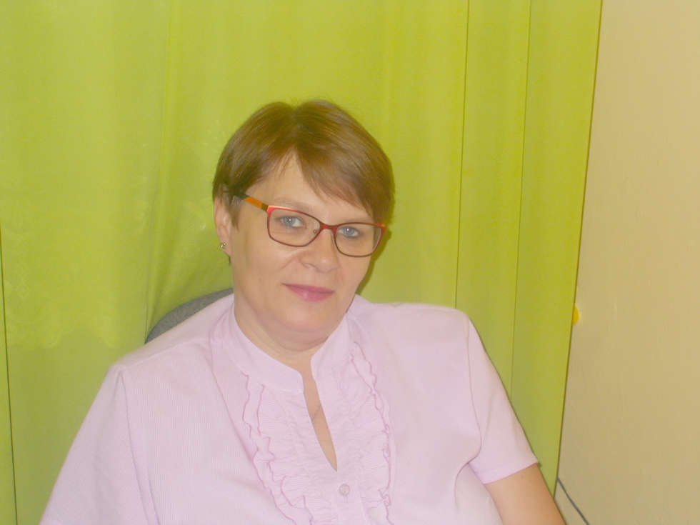  <p><strong>Katarzyna Sobolewska</strong></p>
<p><strong>SMS o treści BOHATER.6 pod numer 71466</strong></p>
<p>Od ponad 30 lat pracuje w szkole podstawowej w Berez&oacute;wce, od czterech lat jest jej dyrektorem.</p>
<p>Od 2009 roku szkoła przyjmuje uczni&oacute;w z Czeczenii, Ukrainy, Gruzji oraz Inguszetii.&nbsp;</p>
<p>- Kontynuuję pomysł poprzedniego dyrektora, bo uważam, że to dobra idea - m&oacute;wi Katarzyna Sobolewska. - Te dzieci też maja prawo do edukacji, więc dlaczego mielibyśmy ich nie przyjąć. Poza tym to dobra okazja, żeby przybliżać polskim uczniom obce kultury i uczyć ich tolerancji.</p>