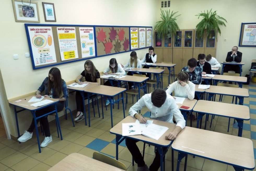  Próbny egzamin klas trzecich w gimnazjum nr 16 w Lublinie (zdjęcie 9) - Autor: Wojciech Nieśpiałowski