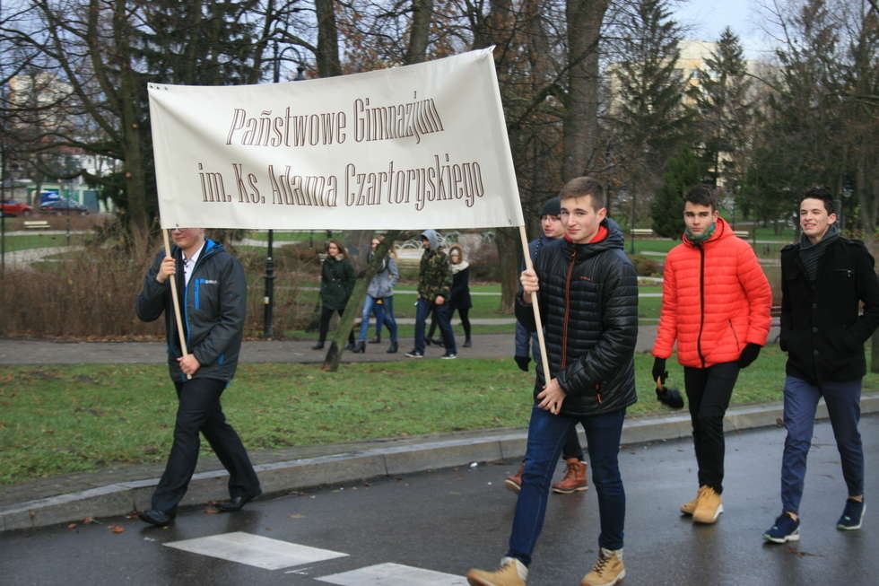  Marsz uczniów I LO w Puławach (zdjęcie 3) - Autor: Radosław Szczęch