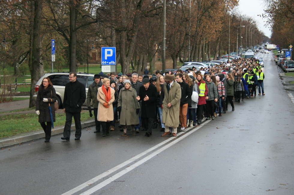  Marsz uczniów I LO w Puławach (zdjęcie 7) - Autor: Radosław Szczęch