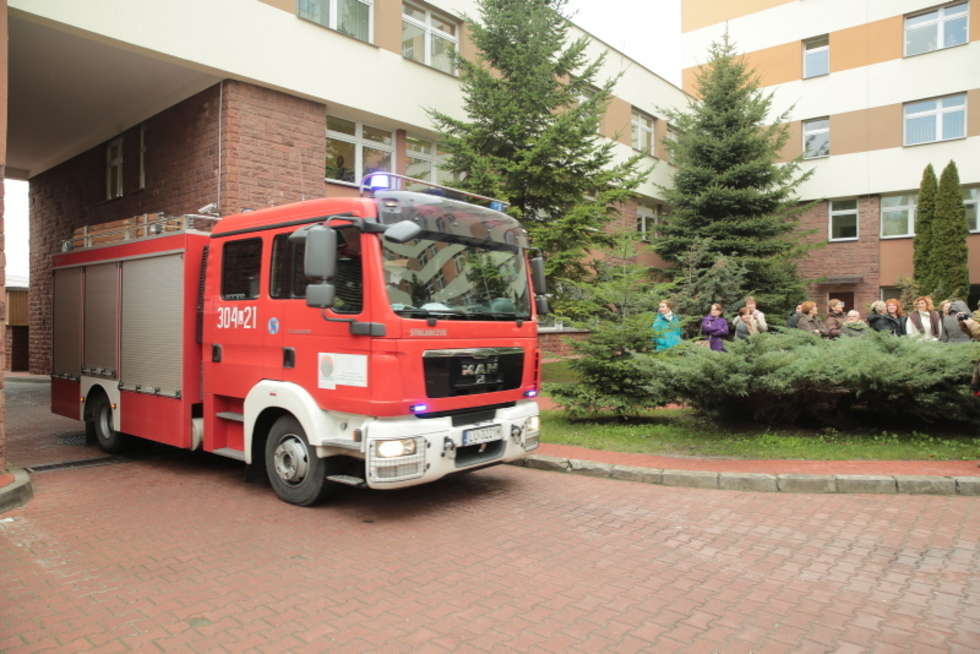  Ćwiczenia ratowniczo-gaśnicze w szpitalu dziecięcym (zdjęcie 2) - Autor: Maciej Kaczanowski