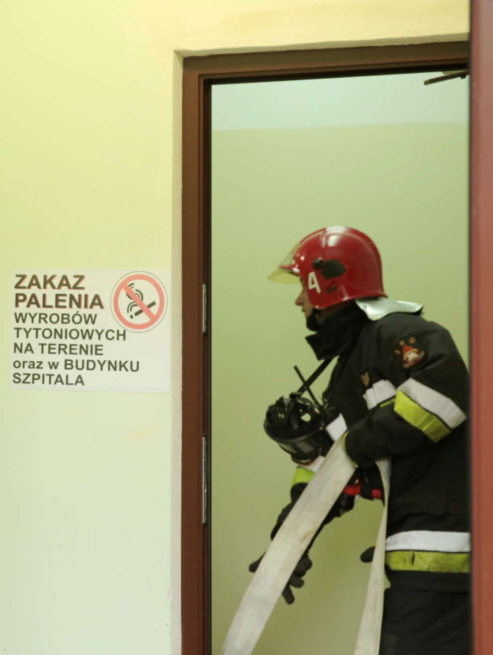  Ćwiczenia ratowniczo-gaśnicze w szpitalu dziecięcym (zdjęcie 6) - Autor: Maciej Kaczanowski