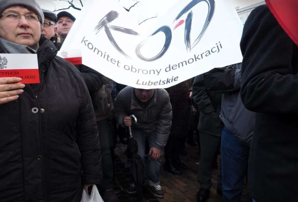  Manifestacja KOD na placu Litewskim w Lublinie (zdjęcie 5) - Autor: Wojciech Nieśpiałowski